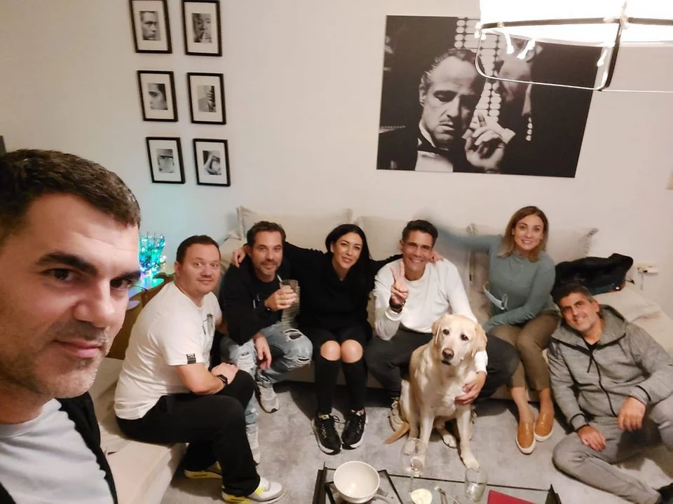 Ο Δημήτρης Ουγγαρέζος με καλούς φίλους στο σαλόνι του σπιτιού του.