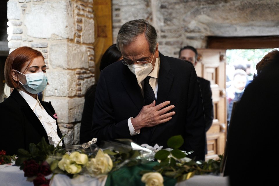 Ο Αντώνης Σαμαράς σκύβει στο φέρετρο της Φώφης Γεννηματά