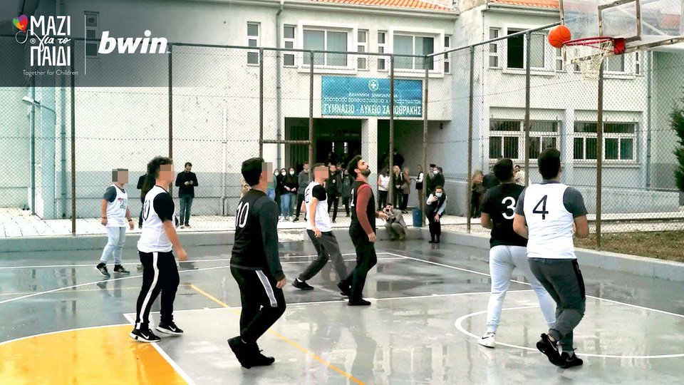 Κατά τη διάρκεια του φιλικού αγώνα στο Γυμνάσιο-Λύκειο όπου μαζί με τα παιδιά έπαιξε και ο παρουσιαστής Γιώργος Λέντζας