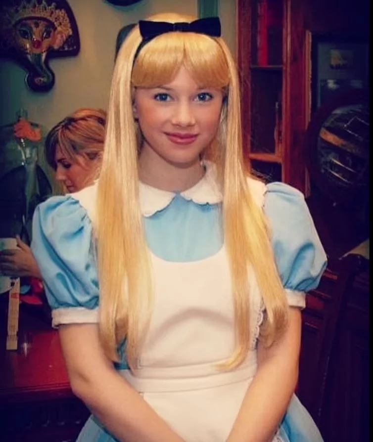 Η Σάρα Ντάνιελς ως Αλίκη στη Χώρα των Θαυμάτων