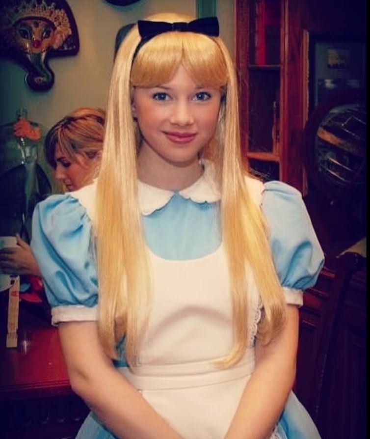 Η Σάρα Ντάνιελς ως Αλίκη στη Χώρα των Θαυμάτων