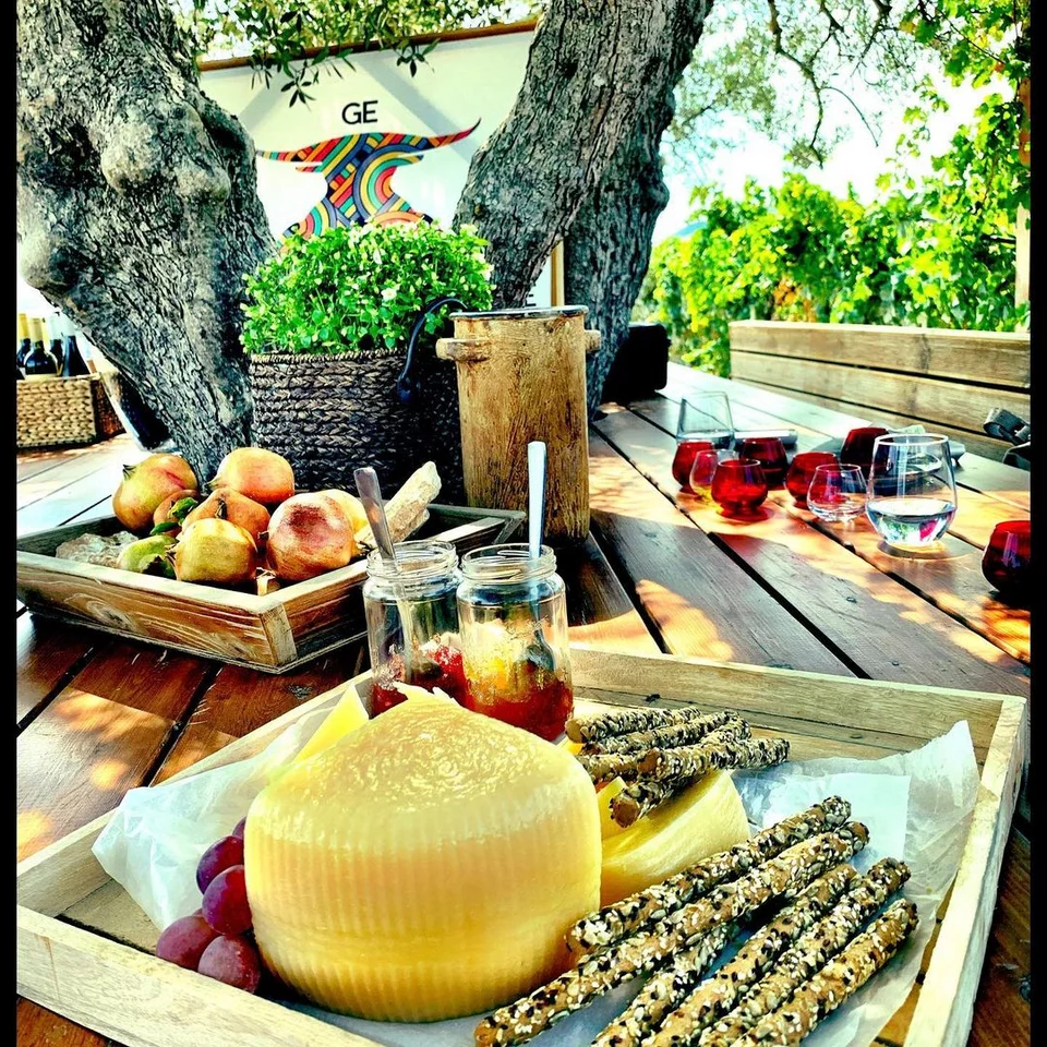 Τυρί, παξιμάδια και μαρμελάδα ένας τέλειος γευστικός συνδυασμός για τον Γάλλο food expert που τα απόλαυσε στην Κρήτη.
