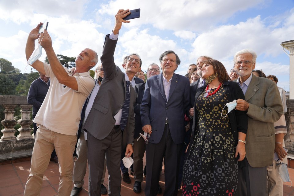 Η σέλφι του Νομπελίστα με αγαπημένα του πρόσωπα