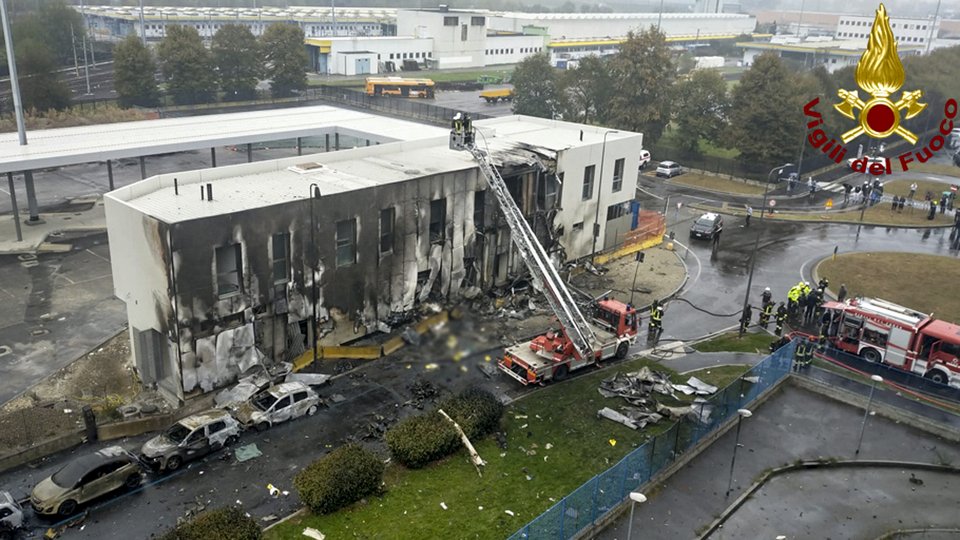 Το αεροπλάνο έπεσε σε άδειο κτίριο στο Μιλάνο, όπου γίνονταν εργασίες ανακαίνισης. Ευτυχώς, ήταν Κυριακή, και δεν υπήρχαν εργάτες στο σημείο