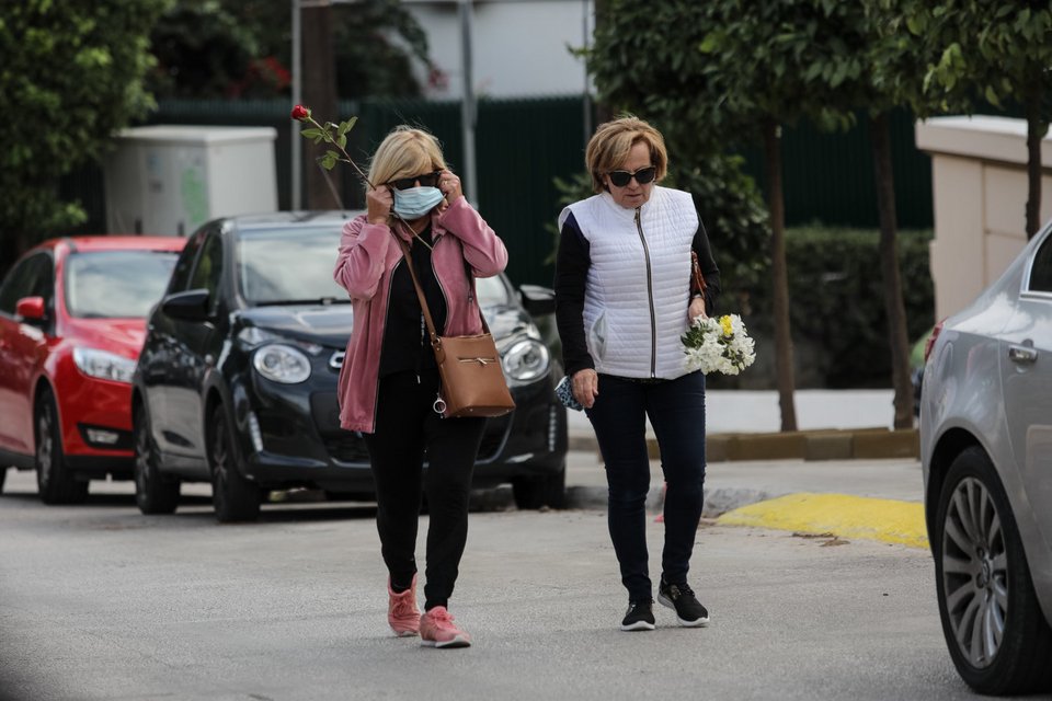 κόσμος έξω από το σπίτι της Φώφης Γεννηματά στη Βούλα