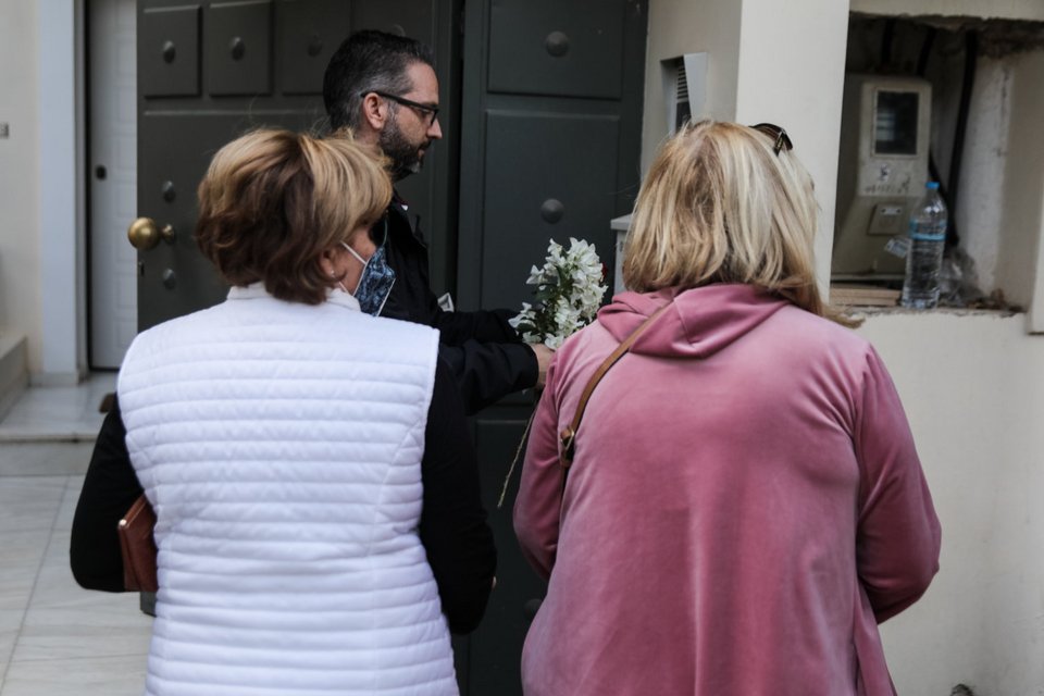 κόσμος έξω από το σπίτι της Φώφης Γεννηματά στη Βούλα