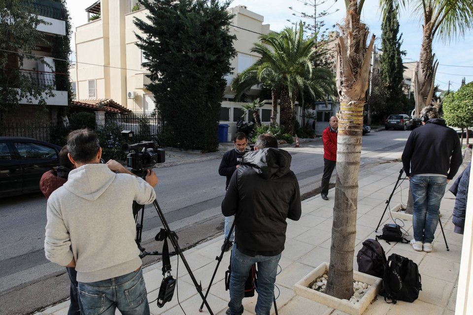 κόσμος έξω από το σπίτι της Φώφης Γεννηματά στη Βούλα
