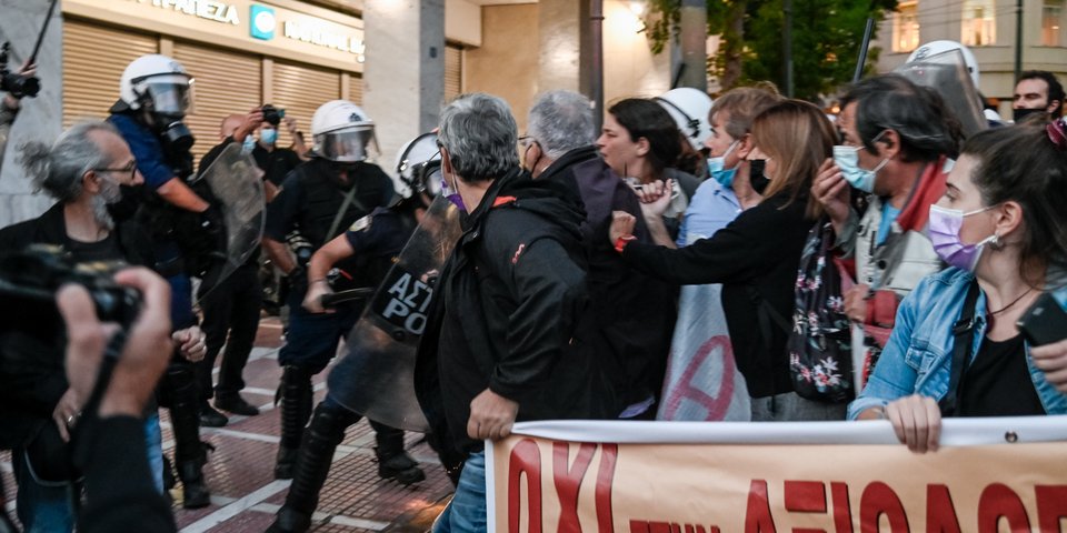 Στιγμιότυπο από την ένταση στο πανεπκειδευτικό - Φωτογραφία: ΜΙΧΑΛΗΣ ΚΑΡΑΓΙΑΝΝΗΣ/EUROKINISSΙ