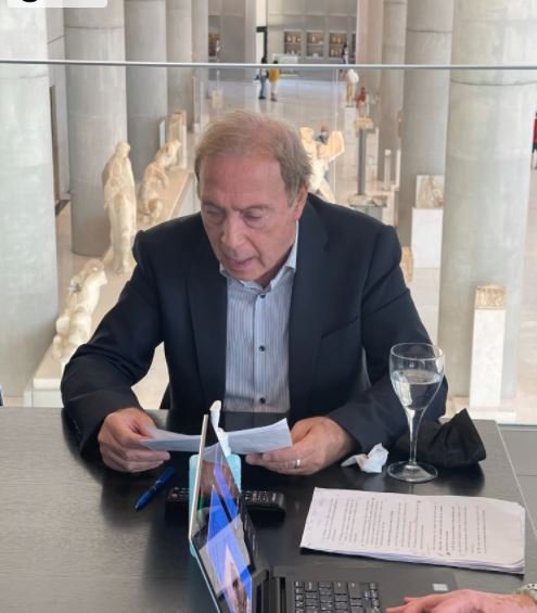 Ο διευθυντής του Μουσείου της Ακρόπολης Νίκος Σταμπολίδης διαβάζει το κείμενό του προς τη διεθνή επιτροπή της Unesco. Πίσω του το «δάσος» των γλυπτών στην αίθουσα της Αρχαϊκής Ακρόπολης