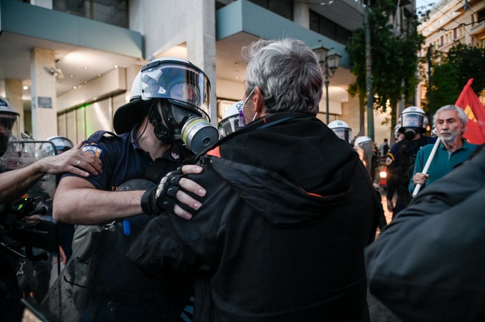 Στιγμιότυπο από την ένταση στο πανεπκειδευτικό - Φωτογραφία: ΜΙΧΑΛΗΣ ΚΑΡΑΓΙΑΝΝΗΣ/EUROKINISSΙ