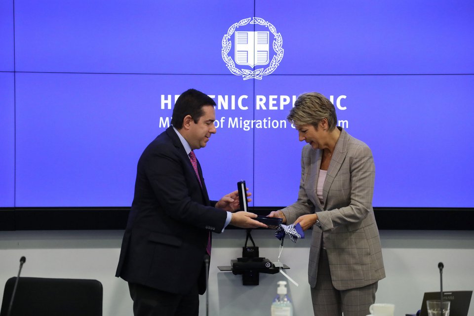 Ο Νότης Μηταράκης και η Κάριν Κέλερ-Σάτερ / Φωτογραφία: Γραφείο Τύπου Υπουργείου Μετανάστευσης & Ασύλου / EUROKINISSI