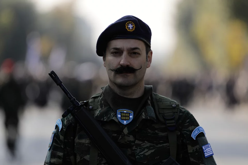 Ο στρατιωτικός με το τσιγκελωτό μουστάκι που έκλεψε την παράσταση στη Θεσσαλονίκη 2