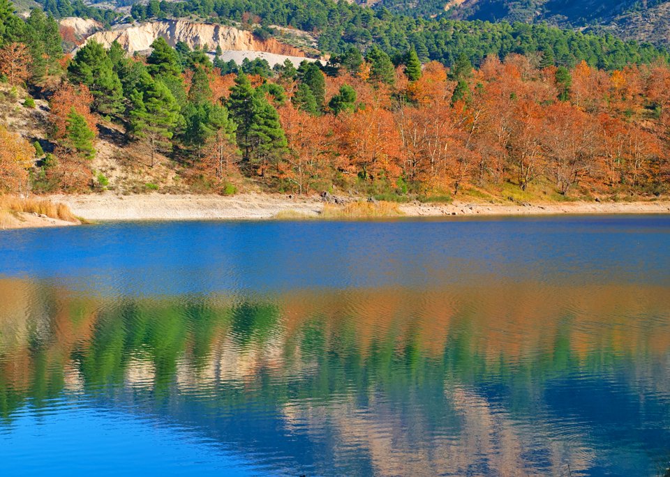 Λίμνη Τσιβλού στις όχθες του βουνού Χελμός στην Πελοπόννησο. Όμορφη και πολύχρωμη με τα δέντρα στις αντανακλάσεις.