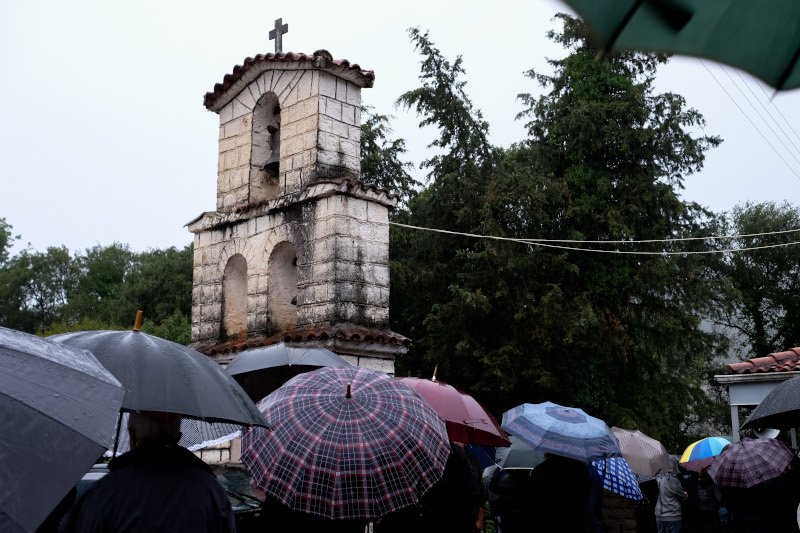 Υπό βροχή το τελευταίο αντίο στον Νίκο Τσουμάνη