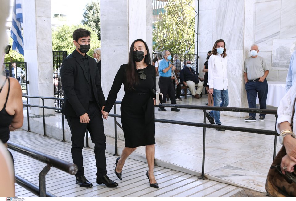 Η Βίκυ Σταμάτη στην κηδεία του Ακη Τσοχατζόπουλου