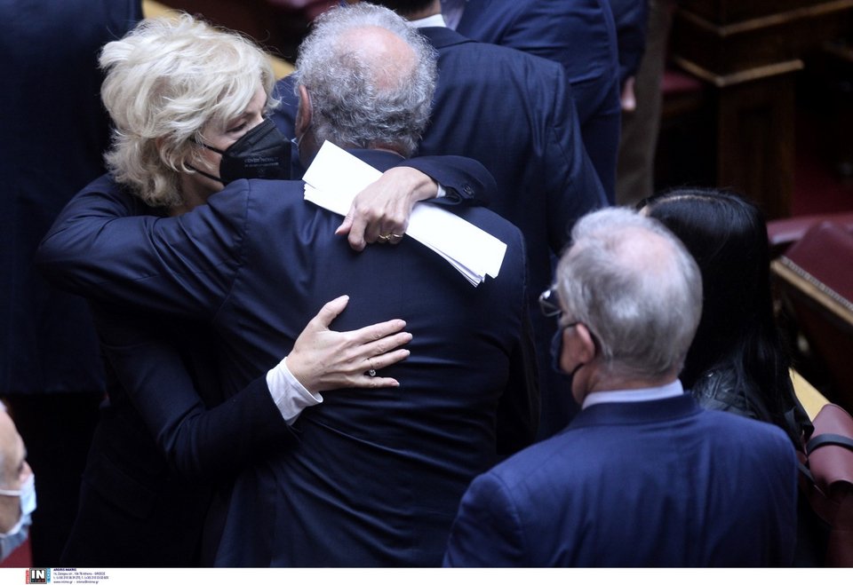 Αγκαλιασμένοι οι βουλευτές μετά τη σοκαριστική είδηση του θανάτου της Φώφης Γεννηματά -Φωτογραφία: Intimenews