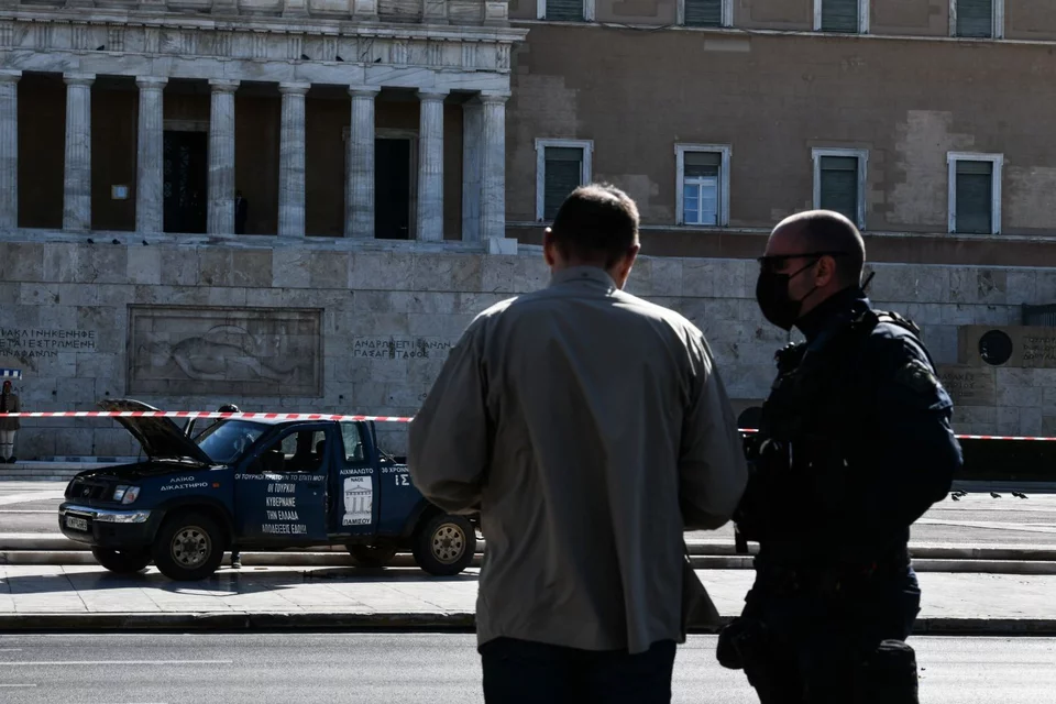 Συναγερμός έξω από τη Βουλή: Εφτασε με αγροτικό στο μνημείο του Άγνωστου Στρατιώτη -Απειλούσε να ανατιναχθεί | ΕΛΛΑΔΑ | iefimerida.gr