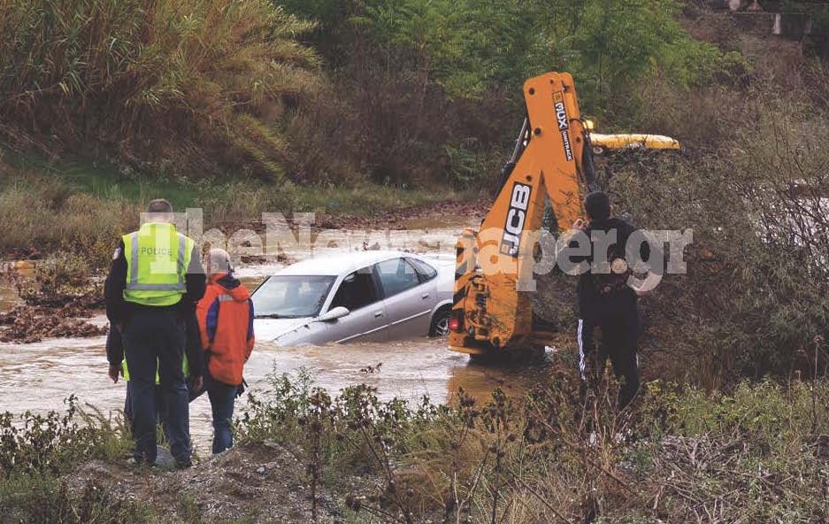 Το ΙΧ που παρασύρθηκε από ορμητικά νερά στον Βόλο και κόσμος