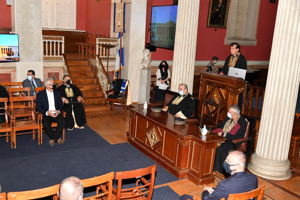 Ο πρύτανης του ΕΚΠΑ Θαν. Δημόπουλος προσφωνεί τον Νίκολας Χρηστάκη