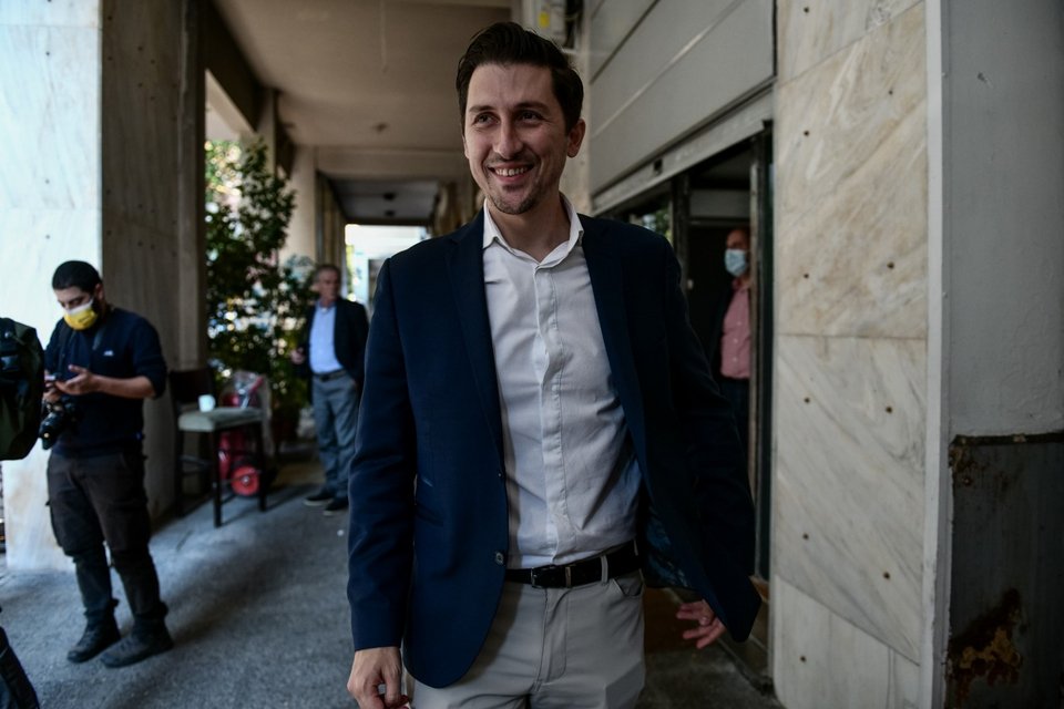 Ο Παύλος Χρηστίδης στη Χ. Τρικούπη για να καταθέσει υπογραφές για την υποψηφιότητά του / Φωτογραφία: ΤΑΤΙΑΝΑ ΜΠΟΛΑΡΗ / EUROKINISSI