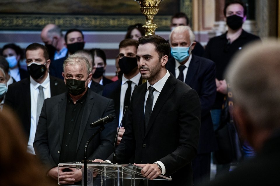 Ο Μανώλης Χριστοδουλάκης εκφωνεί τον επικήδειο. Δίπλα του ο Μανώλης Οθωνας