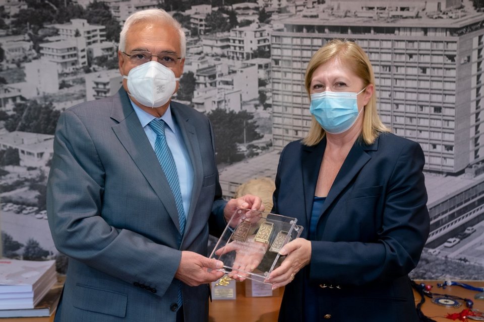 Ο Προέδρος και Διευθύνων Σύμβουλος του ΥΓΕΙΑ, κ. Ανδρέας Καρταπάνης και η πρόεδρος της ΕΑΟΜ-ΑμεΑ, κα Ιωάννα Καρυοφύλλη