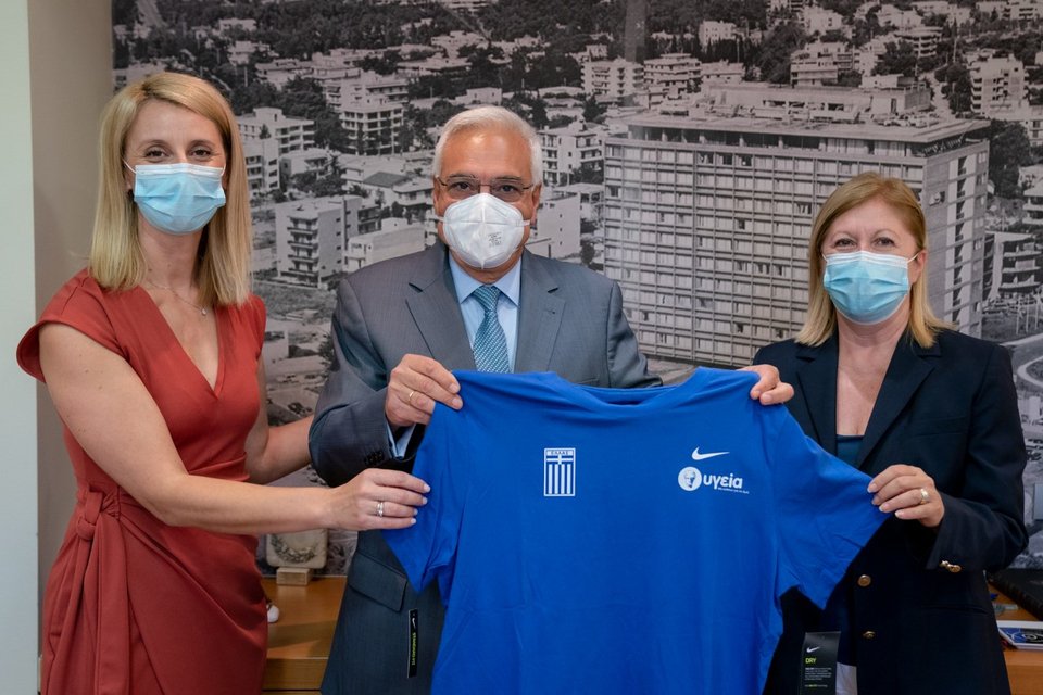 Ο Προέδρος και Διευθύνων Σύμβουλος του ΥΓΕΙΑ, κ. Ανδρέας Καρταπάνη με την πρόεδρο της ΕΑΟΜ-ΑμεΑ, κα Ιωάννα Καρυοφύλλη και την τεχνική σύμβουλο και υπεύθυνη του χορηγικού προγράμματος της Ε.Α.ΟΜ ΑμεΑ, κα Ιωάννα Παδιώτη