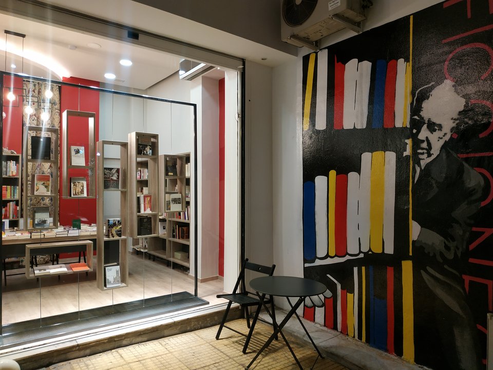 Το βιβλιοπωλείο Librofilo & Co του Άγη Αθανασιάδη (του γνωστού book blogger Librofilo) και της βιβλιόφιλης Ζωζέτας Ανδρουλάκη.