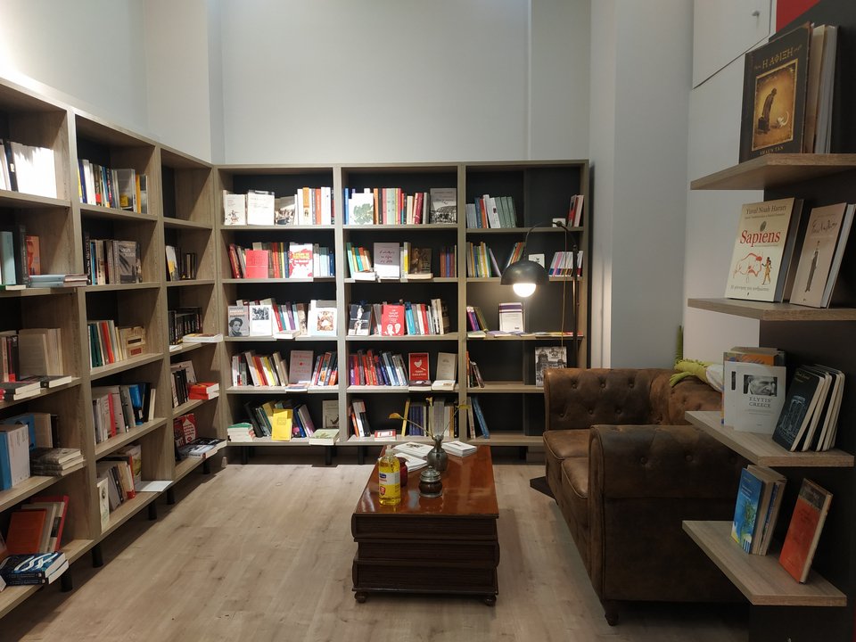 Μια υπέροχη γωνιά στο Librofilo & Co για να καθίσεις αναπαυτικά και να επιλέξεις ποιο ή ποια βιβλία θα αγοράσεις.