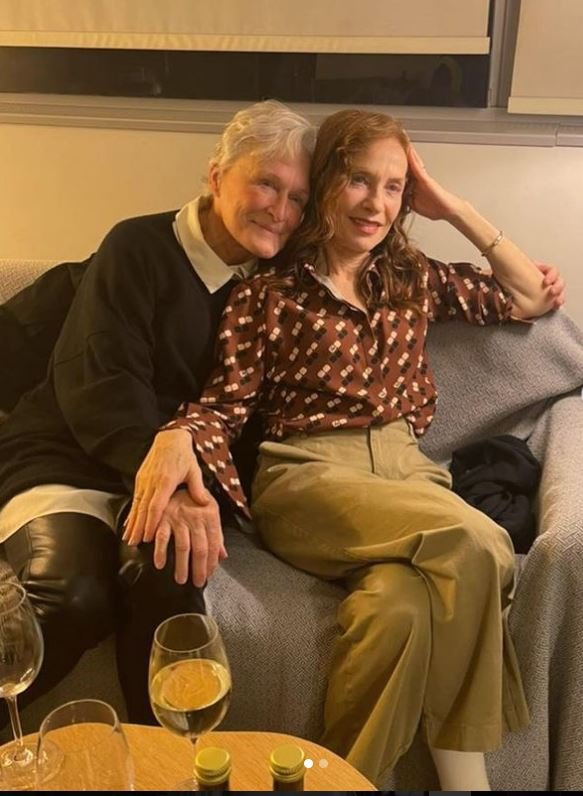 Η Γκλεν Κλόουζ με την Ιζαμπέλ Ιπέρ στα παρασκήνια μετά την παράσταση το μεσημέρι του Σαββάτου /Instagram Onassis