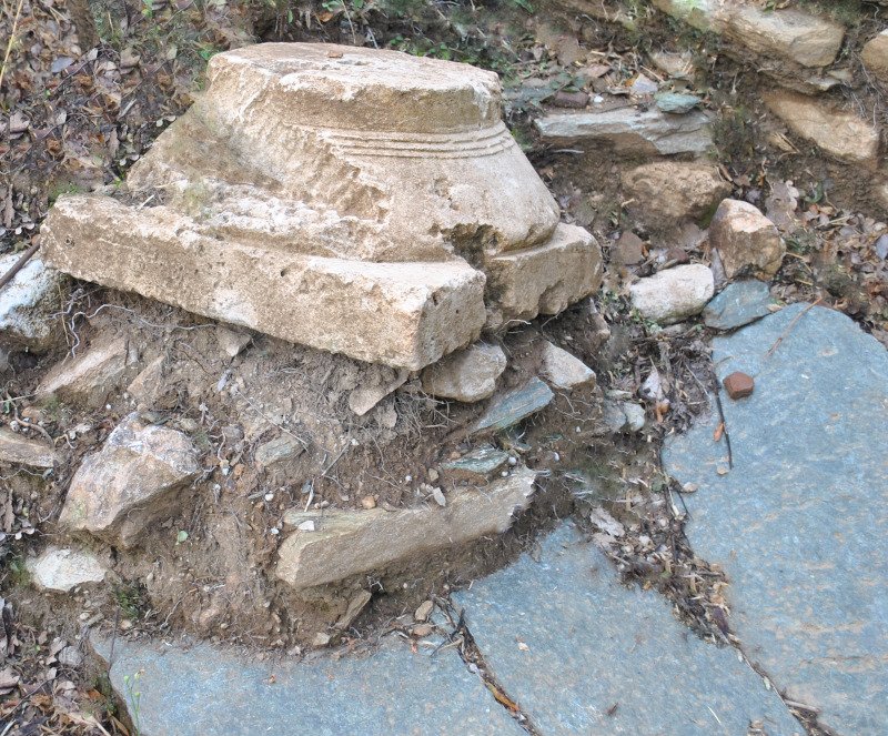 Αγιόκαμπος θέση Σκιαθάς, κιονόκρανο δωρικού ρυθμού