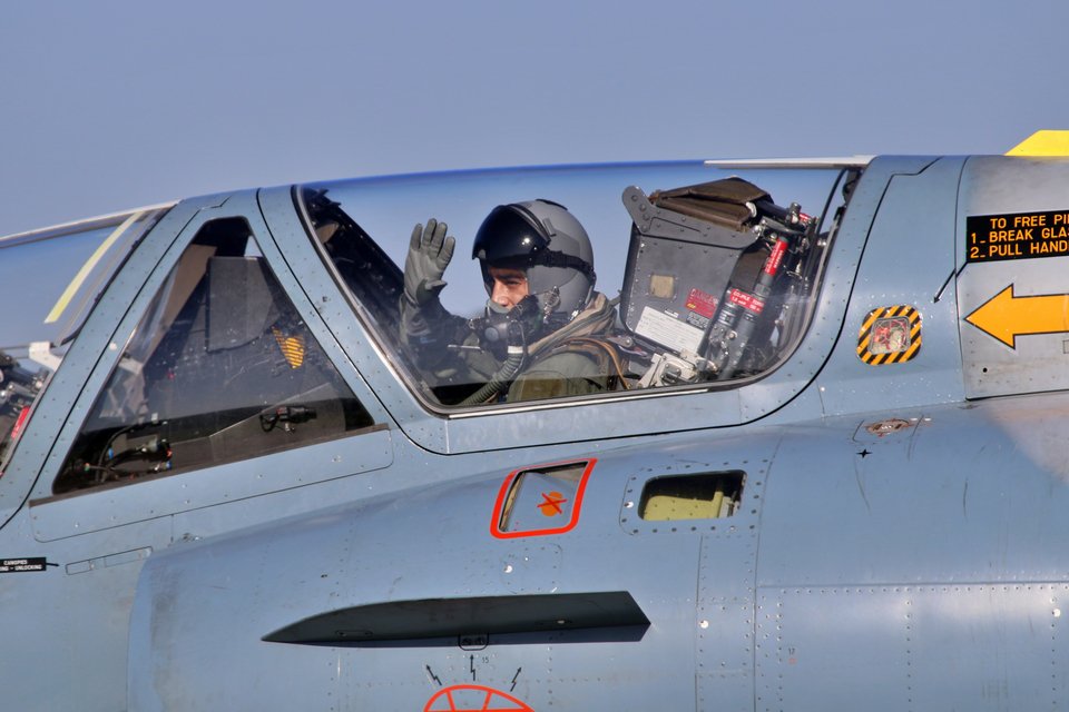 Μέσα σε μερικά δευτερόλεπτα, το Mirage 2000-5 αφήνει με μεγάλη ταχύτητα το έδαφος και απογειώνεται