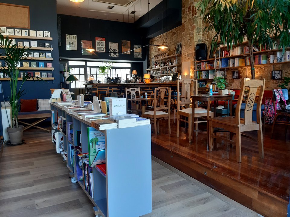 Ο cosy χώρος του βιβλιοπωλείου Zatopek Book Cafe στην Καλλιθέα.