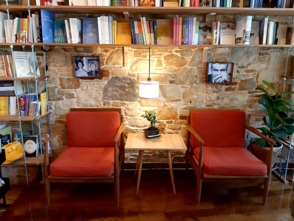 Μια γωνιά για καφέ και βιβλίο στο Zatopek Book Cafe στην Καλλιθέα.