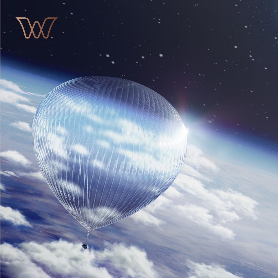 Όπως ανεβαίνει ψηλά θα περνάει μέσα από τα σύννεφα και σιγά σιγά το φως θα δίνει τη θέση του στο σκοτάδι του διαστήματος.