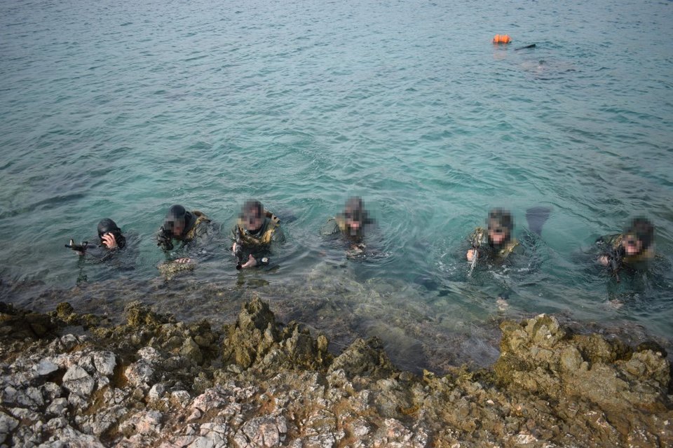 Οι κομάντος αποβιβάζονται