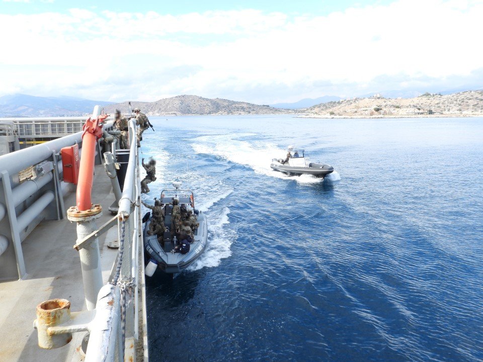 Οι ειδικές δυνάμεις καταλαμβάνουν το σκάφος