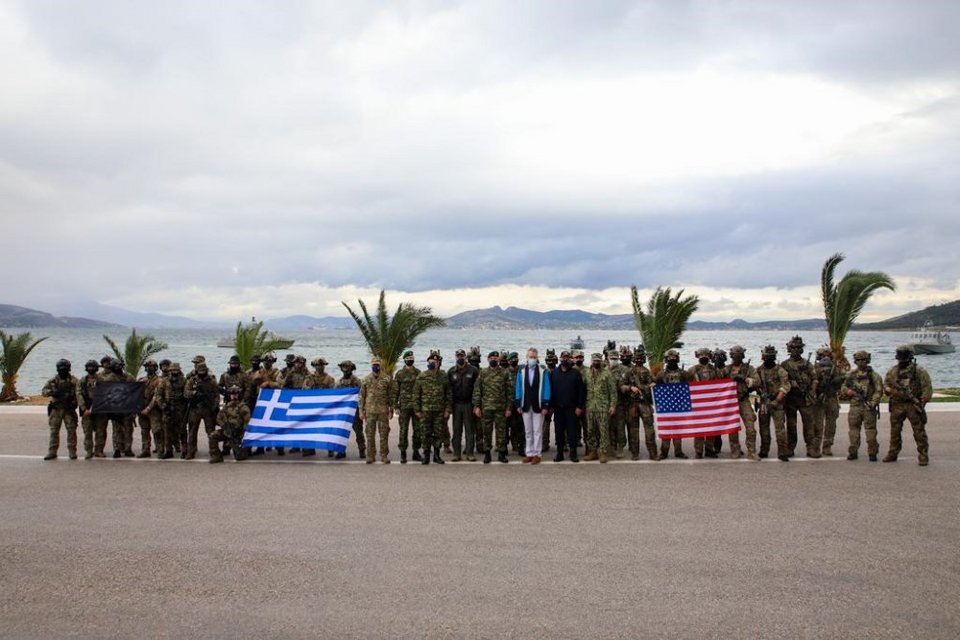 Η αναμνηστική φωτογραφία παρουσία του Αμερικάνου πρέσβη