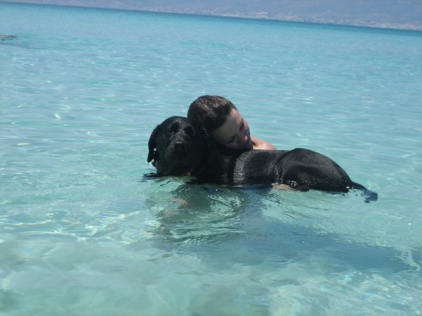 2007: Στην Κρήτη για μπάνιο με τη Λάρα, τον πρώτο σκύλο οδηγό στην Ελλάδα.