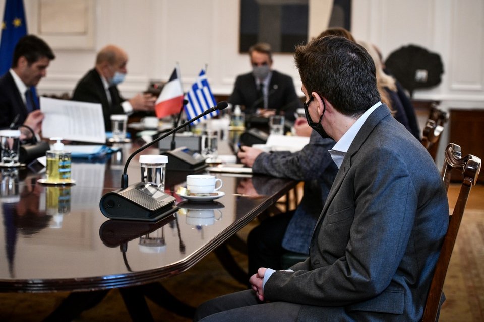 Ο 26χρονος Κωνσταντίνος παρακολουθεί τη σύσκεψη στο Μαξίμου