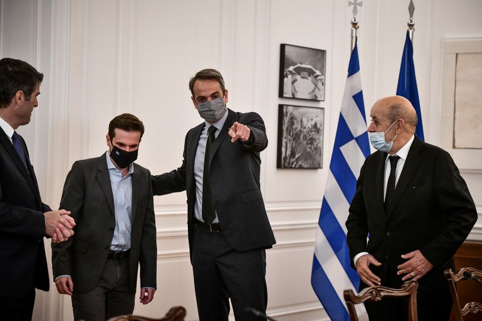 Ο πρωθυπουργός με τον Κωνσταντίνο και δεξιά ο Γάλλος υπουργός Εξωτερικών, Ζαν Ιβ Λε Ντριάν