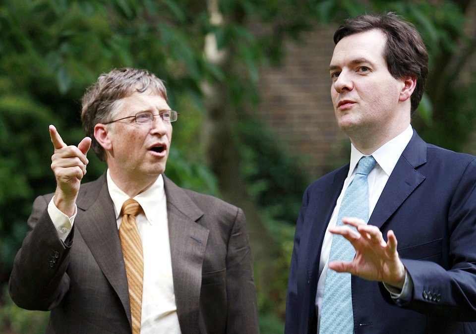 Mε τον Μπιλ Γκέιτς στην Downing Street / (AP Photo/Jason Alden, pool)