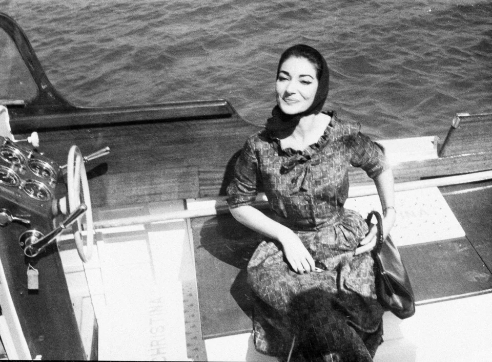 H Μαρία Κάλλας, το 1959, λίγο πριν επιβιβαστεί στη θαλαμηγό «Χριστίνα», του Αριστοτέλη Ωνάση / Φωτογραφία: AP Image 