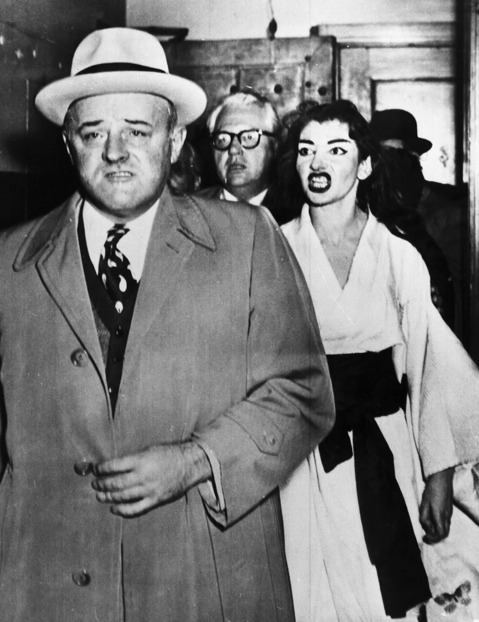 To 1955, στο Σικάγο, ο φωτογραφικός φακός τη συνέλαβε έξαλλη να βρίζει τον δικαστικό επιμελητή που της παρέδωσε μόλις ένα εξώδικο / Φωτογραφία: AP Image 