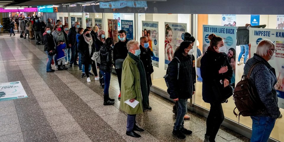 Ουρά σε διαγνωστικό κέντρο για τον κορωνοϊό στη Γερμανία 