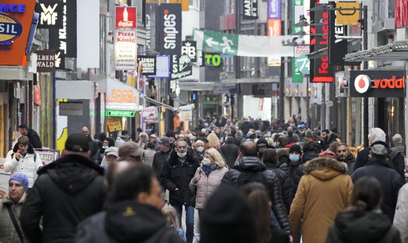 Πολίτες με μάσκες σε εμπορικό πεζόδρομο στην Κολωνία
