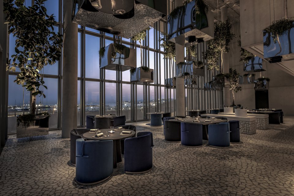 Η σάλα του Delta Restaurant με τον εναέριο κήπο - Φωτογραφία: Jérôme Galland