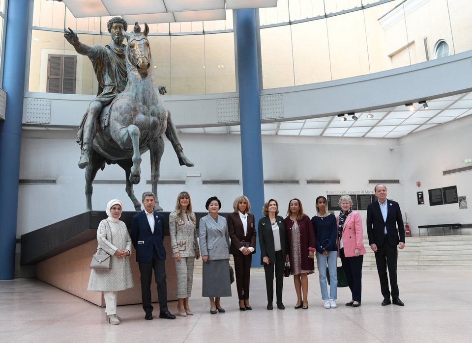 H Εμινέ Ερντογάν με την πανάκριβη τσάντα της, δίπλα στον Γιόαχιμ Ζάουερ, σύζυγο της Άνγκελα Μέρκελ κατά την επίσκεψή των συζύγων ηγετών της G-20 στο μουσείο Capitollini της Ρώμης
