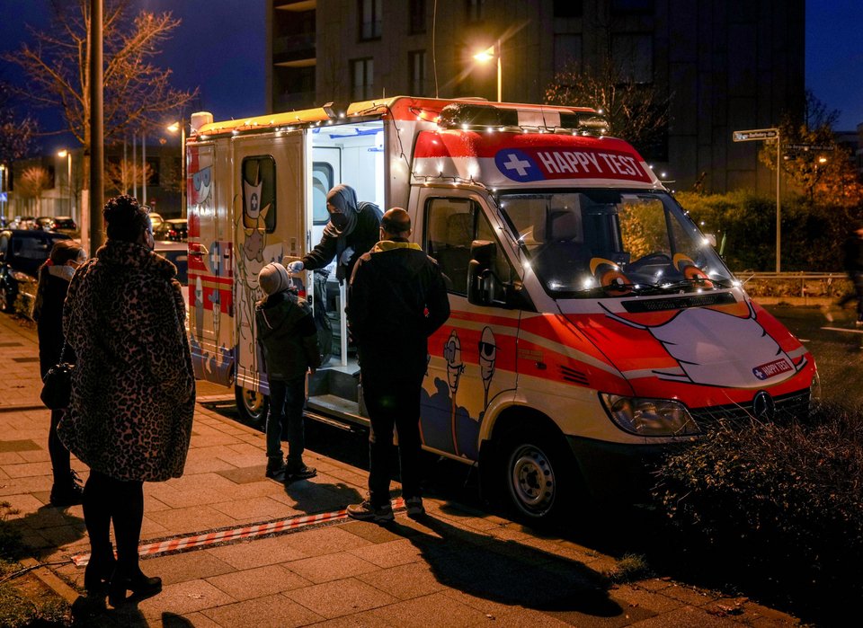 Ουρά για rapid test σε ασθενοφόρο στη Φρανκφούρτη