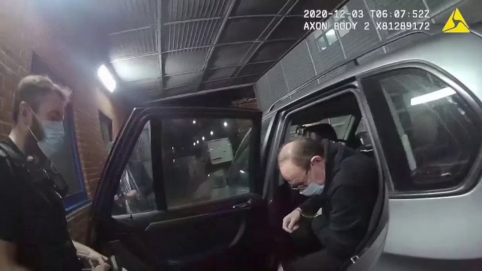 Η στιγμή που ο Ντέιβιντ Φούλερ οδηγείται στο αστυνομικό τμήμα για τους φόνους που είχε διαπράξει τρεις δεκαετίες νωρίτερα